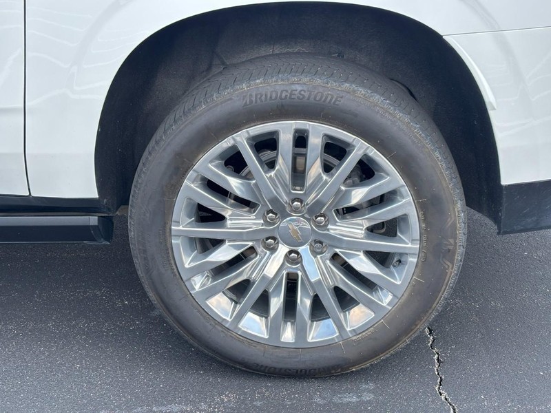 Chevrolet Suburban Vehicle Image 06