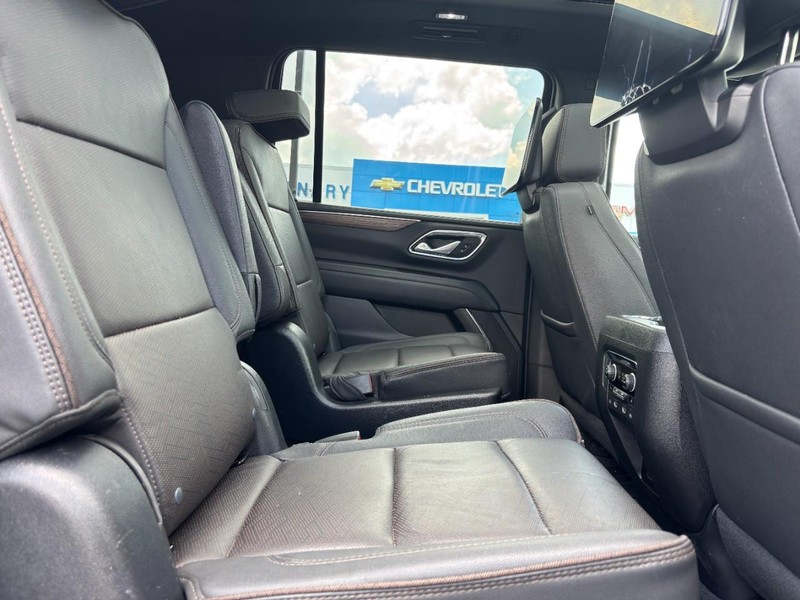 Chevrolet Suburban Vehicle Image 09