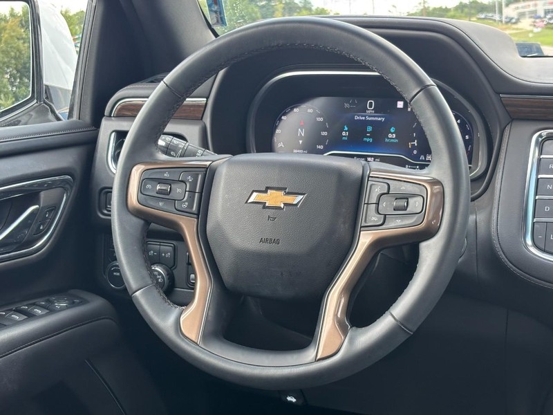 Chevrolet Suburban Vehicle Image 12