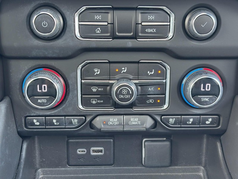 Chevrolet Suburban Vehicle Image 14
