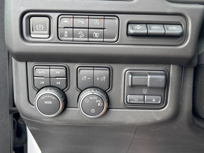 Chevrolet Suburban Vehicle Image 16