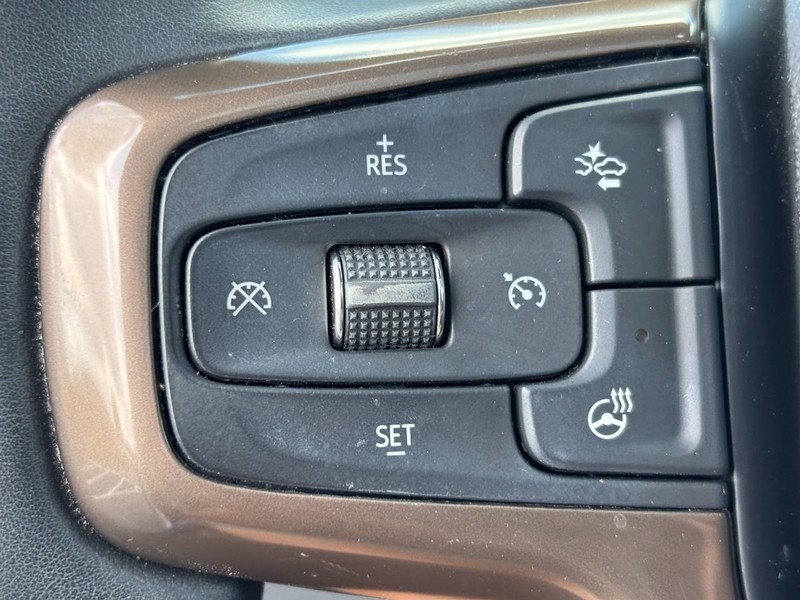 Chevrolet Suburban Vehicle Image 17