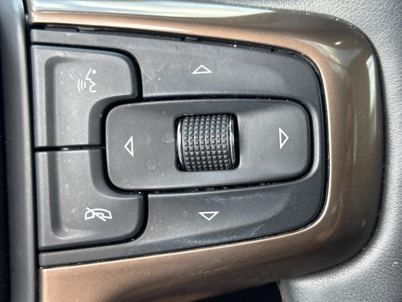 Chevrolet Suburban Vehicle Image 18