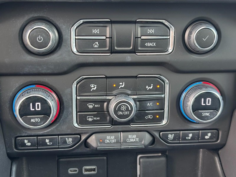 Chevrolet Suburban Vehicle Image 22