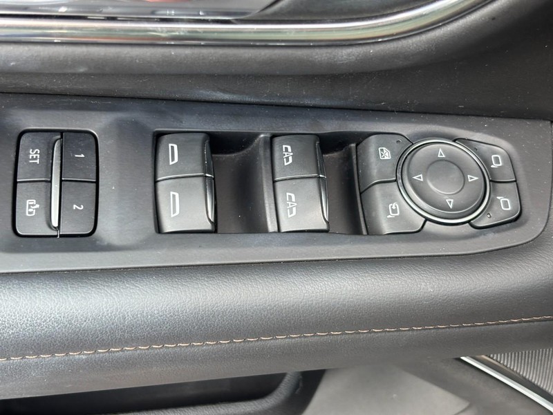 Chevrolet Suburban Vehicle Image 23