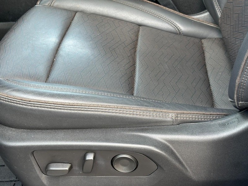 Chevrolet Suburban Vehicle Image 24