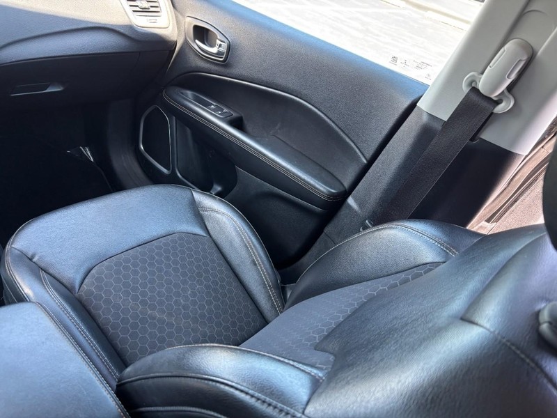 Jeep Compass Vehicle Image 15