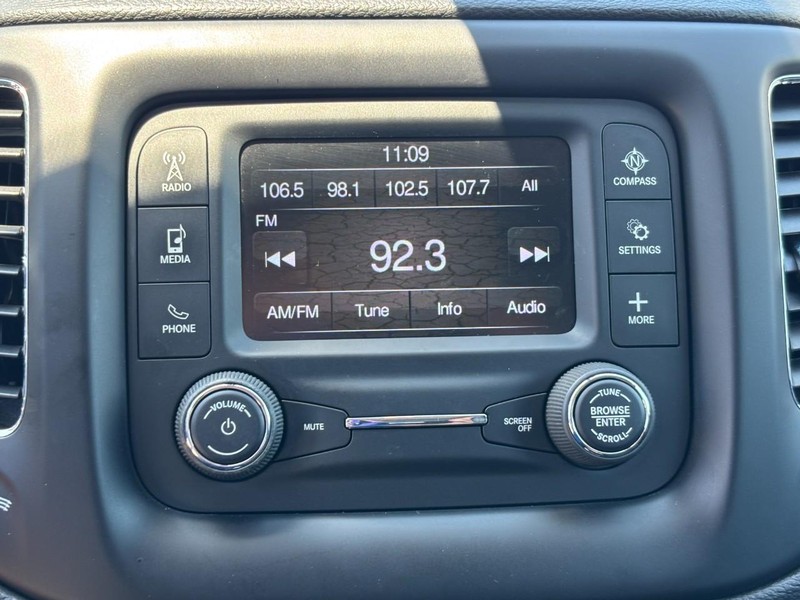 Jeep Compass Vehicle Image 20