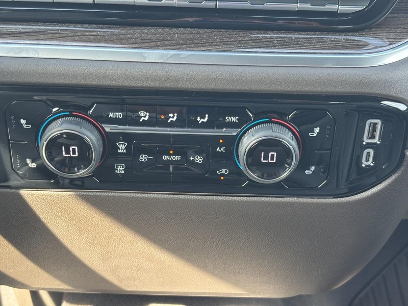 Chevrolet Silverado 3500HD Vehicle Image 10