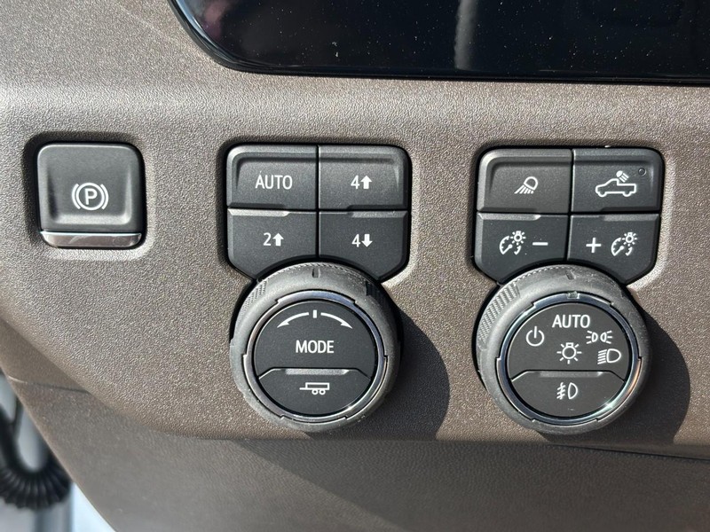 Chevrolet Silverado 3500HD Vehicle Image 12