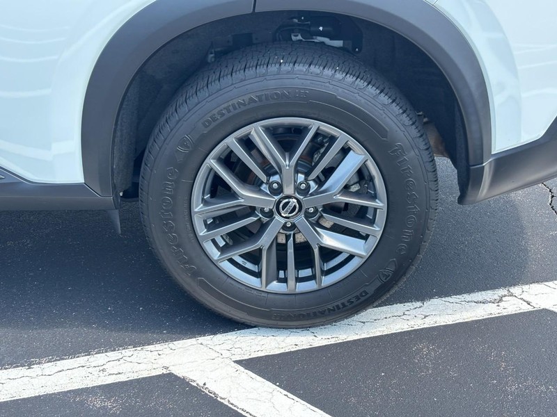 Nissan Rogue Vehicle Image 07