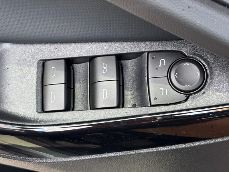 Chevrolet Equinox Vehicle Image 21