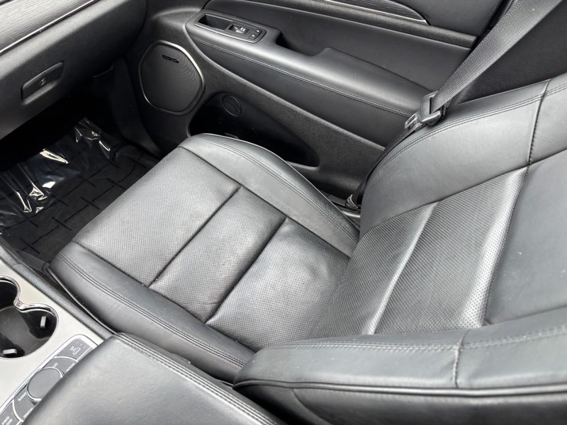 Jeep Grand Cherokee Vehicle Image 15