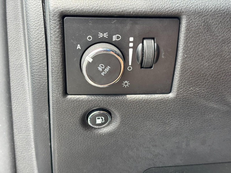 Jeep Grand Cherokee Vehicle Image 16