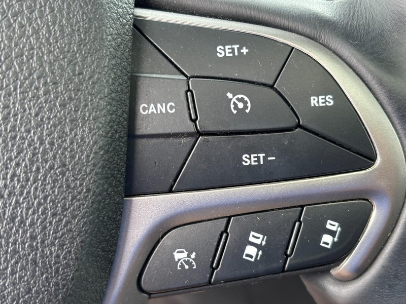 Jeep Grand Cherokee Vehicle Image 18