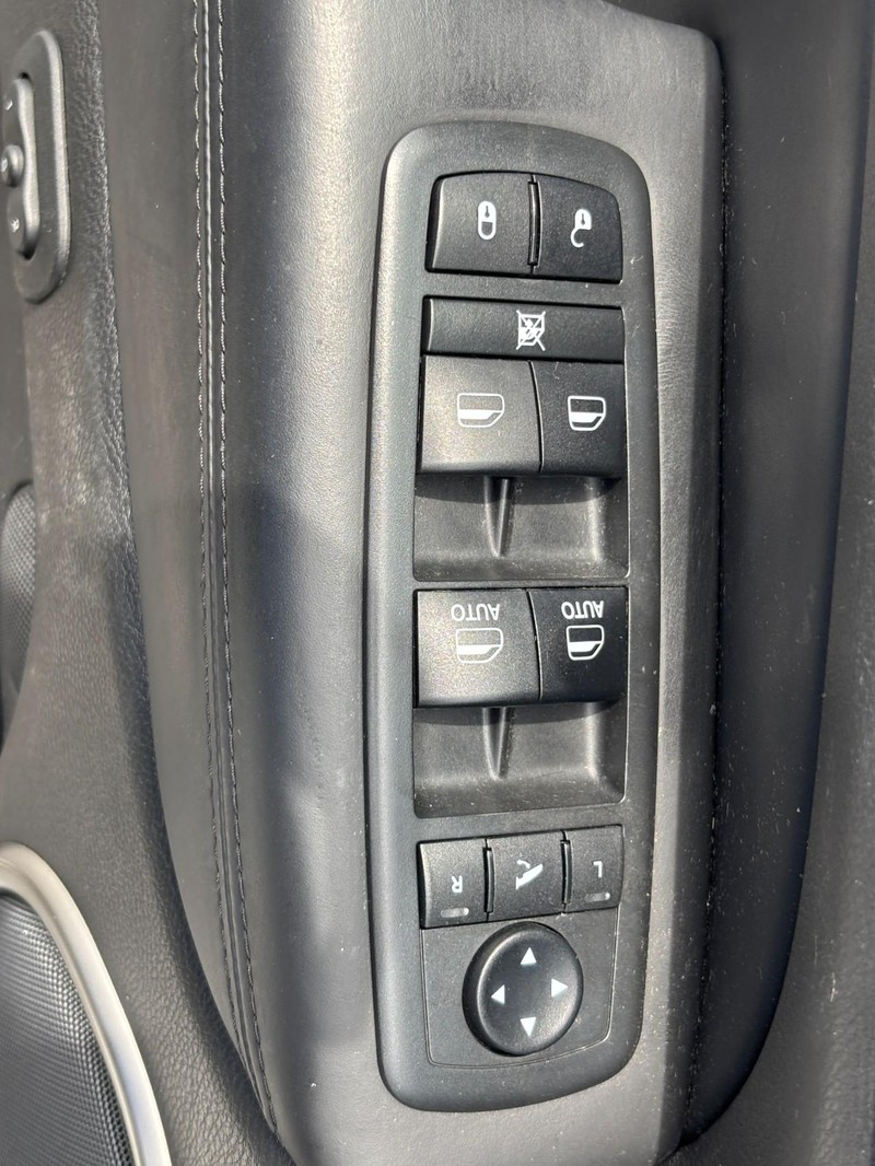 Jeep Grand Cherokee Vehicle Image 24