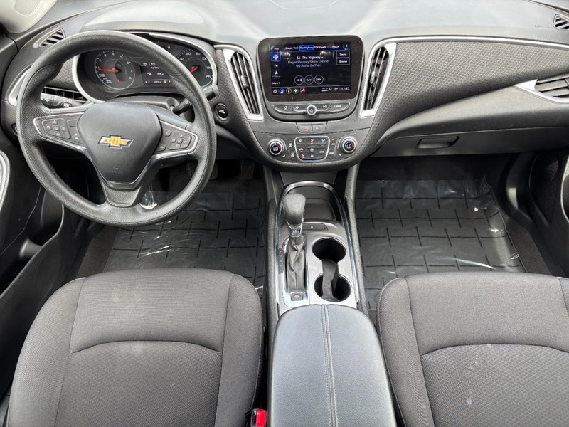 Chevrolet Malibu Vehicle Image 11