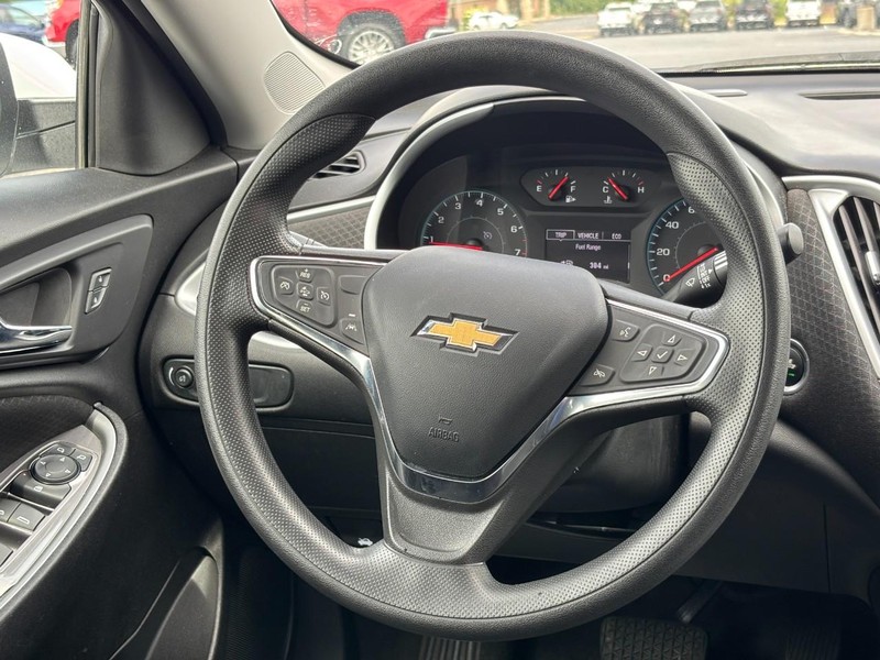 Chevrolet Malibu Vehicle Image 12