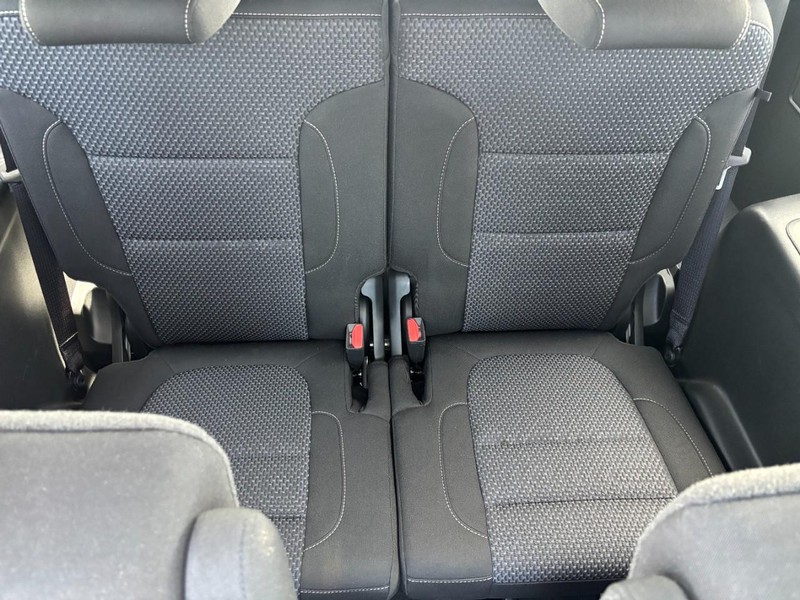 GMC Acadia Vehicle Image 11