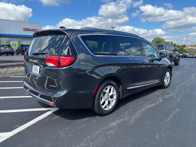Chrysler Pacifica Vehicle Image 03