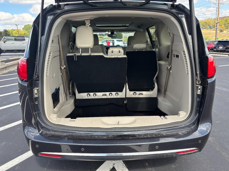 Chrysler Pacifica Vehicle Image 04