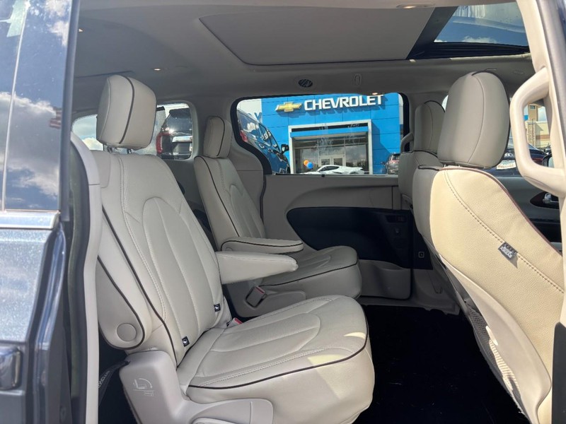 Chrysler Pacifica Vehicle Image 10