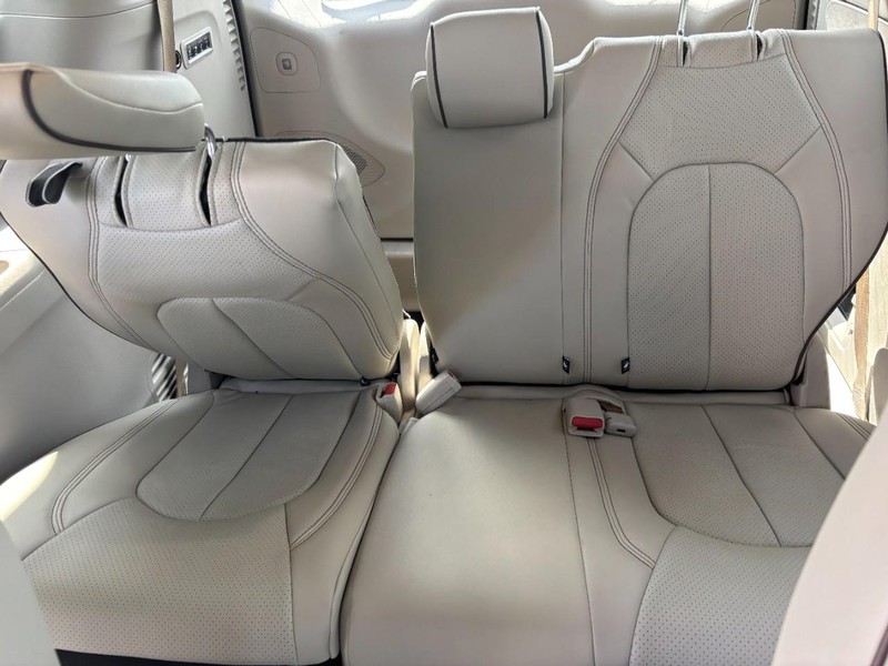 Chrysler Pacifica Vehicle Image 11