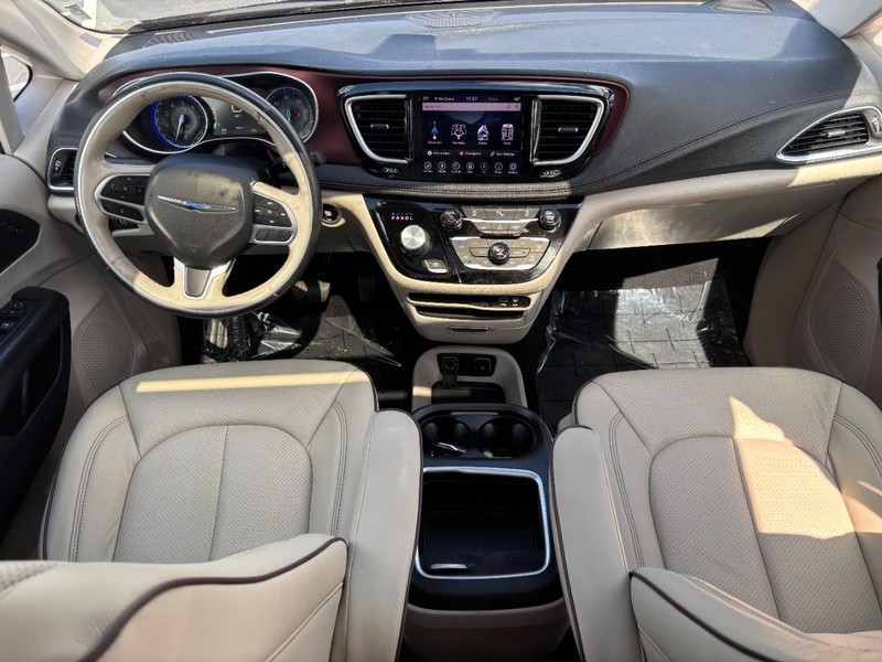 Chrysler Pacifica Vehicle Image 12
