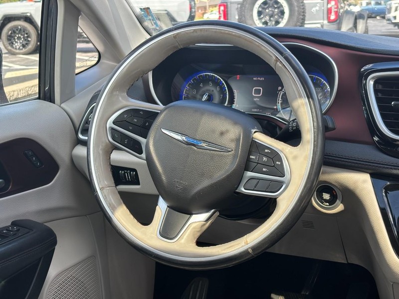 Chrysler Pacifica Vehicle Image 13