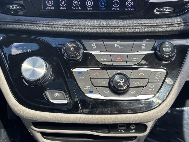 Chrysler Pacifica Vehicle Image 15