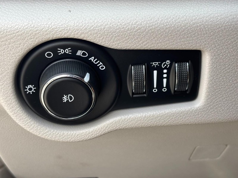 Chrysler Pacifica Vehicle Image 16
