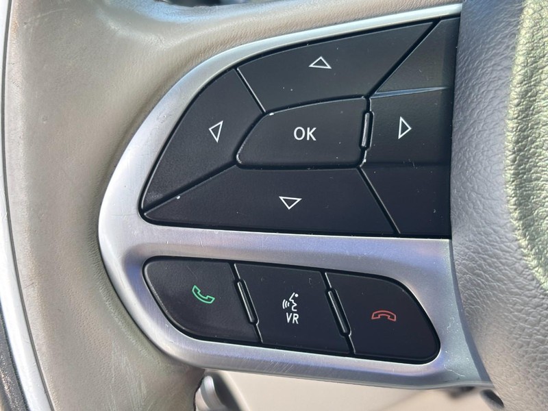 Chrysler Pacifica Vehicle Image 17