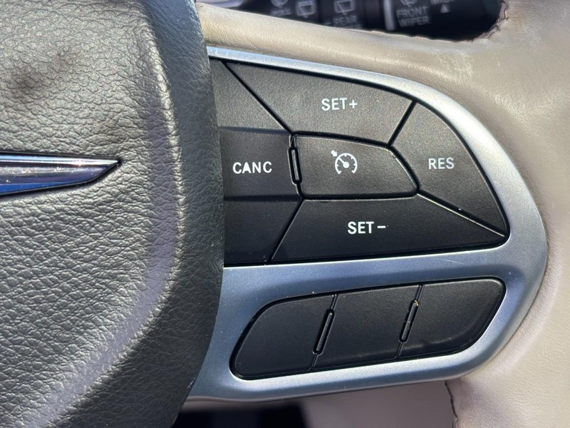 Chrysler Pacifica Vehicle Image 18