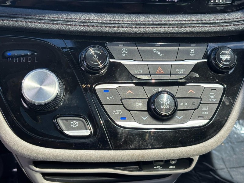 Chrysler Pacifica Vehicle Image 23
