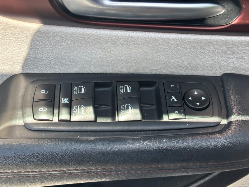 Chrysler Pacifica Vehicle Image 24