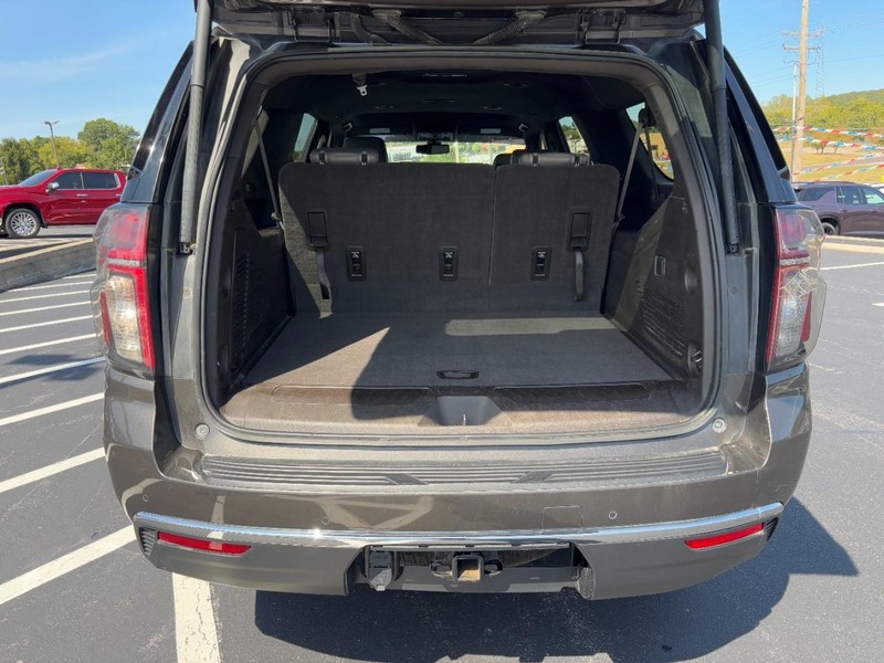 Chevrolet Suburban Vehicle Image 04