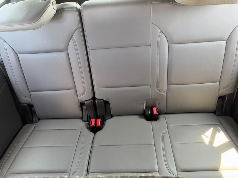 Chevrolet Suburban Vehicle Image 11