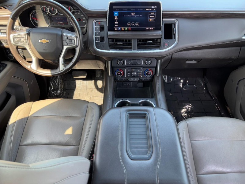 Chevrolet Suburban Vehicle Image 12