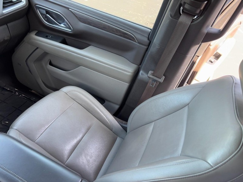 Chevrolet Suburban Vehicle Image 16