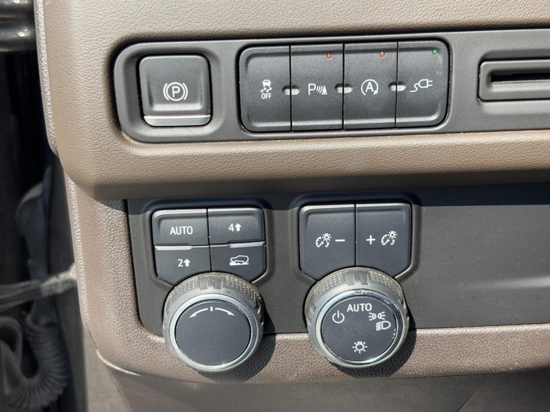 Chevrolet Suburban Vehicle Image 17