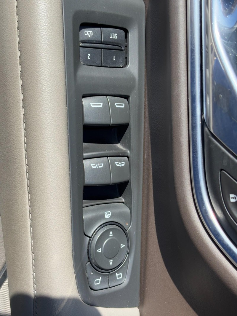 Chevrolet Suburban Vehicle Image 24
