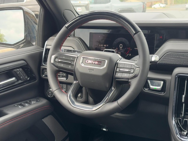 GMC Yukon Vehicle Image 10