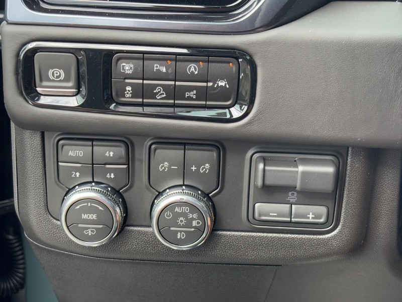 GMC Yukon Vehicle Image 13