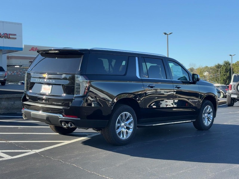 Chevrolet Suburban Vehicle Image 04