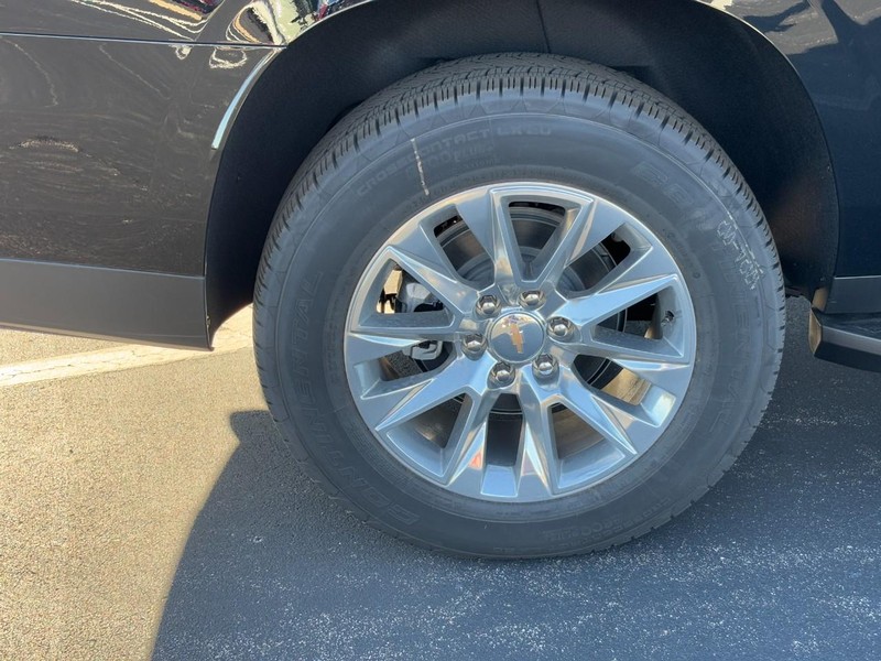 Chevrolet Suburban Vehicle Image 05