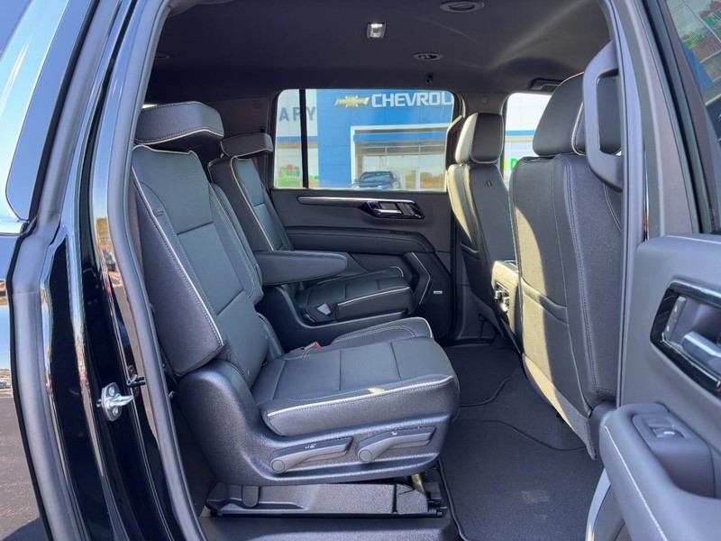 Chevrolet Suburban Vehicle Image 06