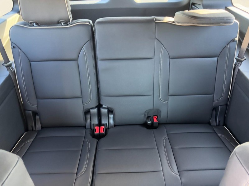 Chevrolet Suburban Vehicle Image 07