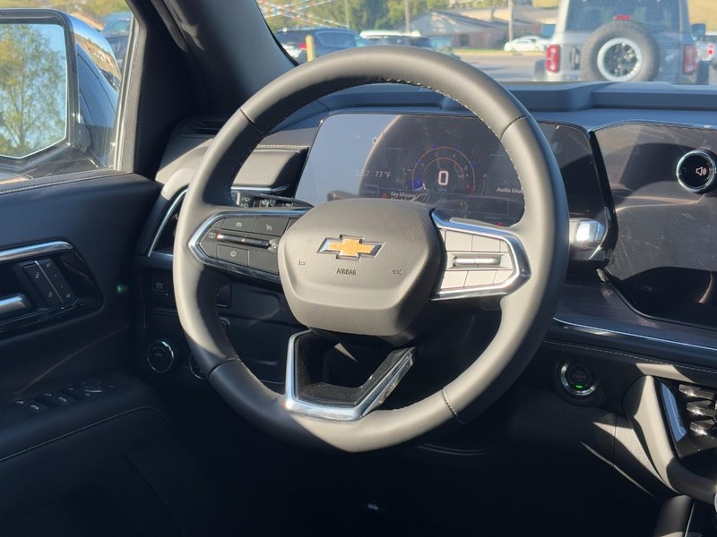 Chevrolet Suburban Vehicle Image 09