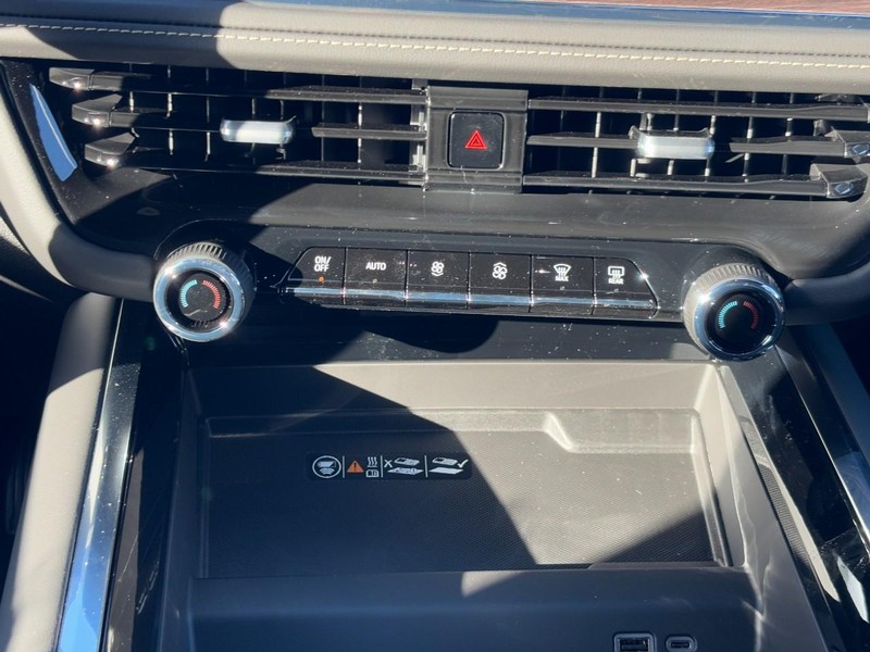 Chevrolet Suburban Vehicle Image 11