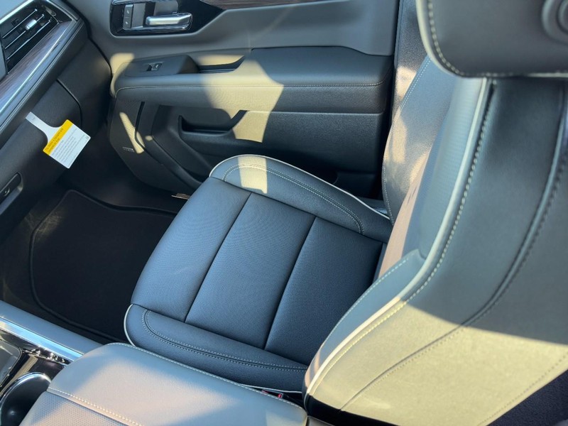 Chevrolet Suburban Vehicle Image 12